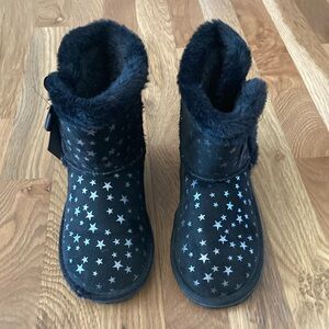 Girls winter fuzzy boots with stars and elastic